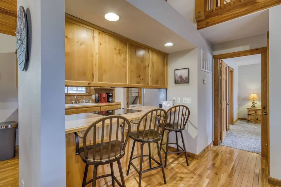 Kitchen with bar
