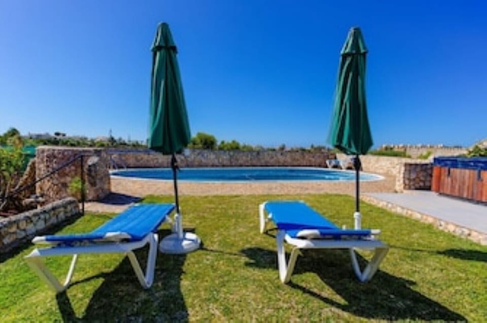 swimming pool and pool loungers.  No spa bath available. 