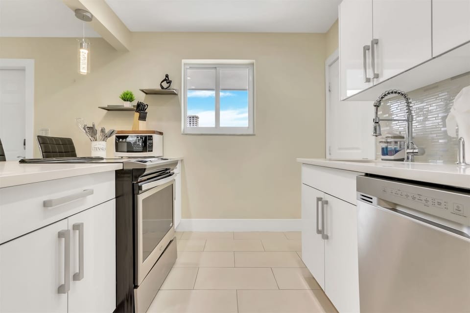 Kitchen equipped w/ top-of-the-line appliances