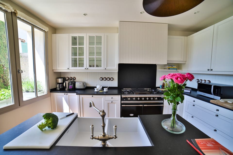Large fully equipped kitchen with cooking range