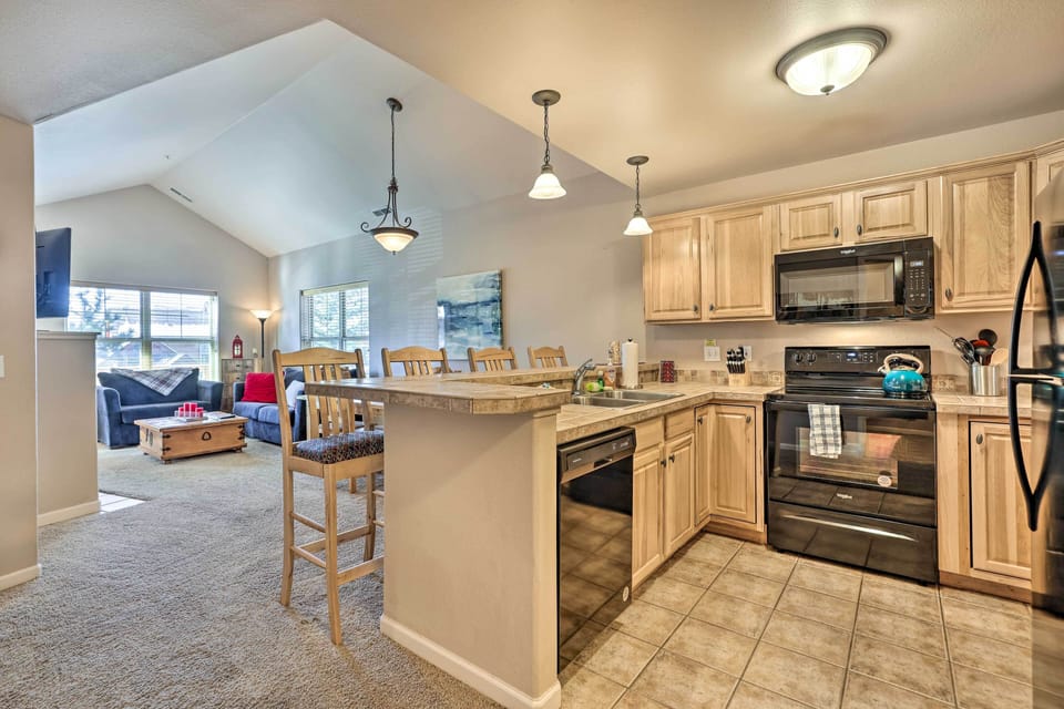 Kitchen | Paper Towels/Trash Bags Provided