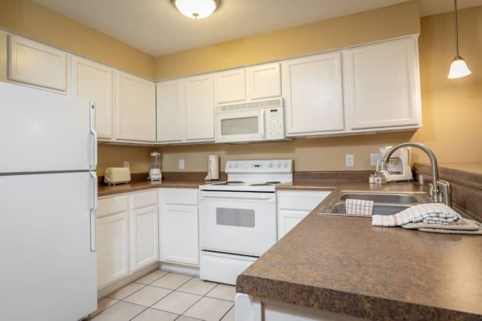 Having a full kitchen at your disposal while on vacation is a great feature