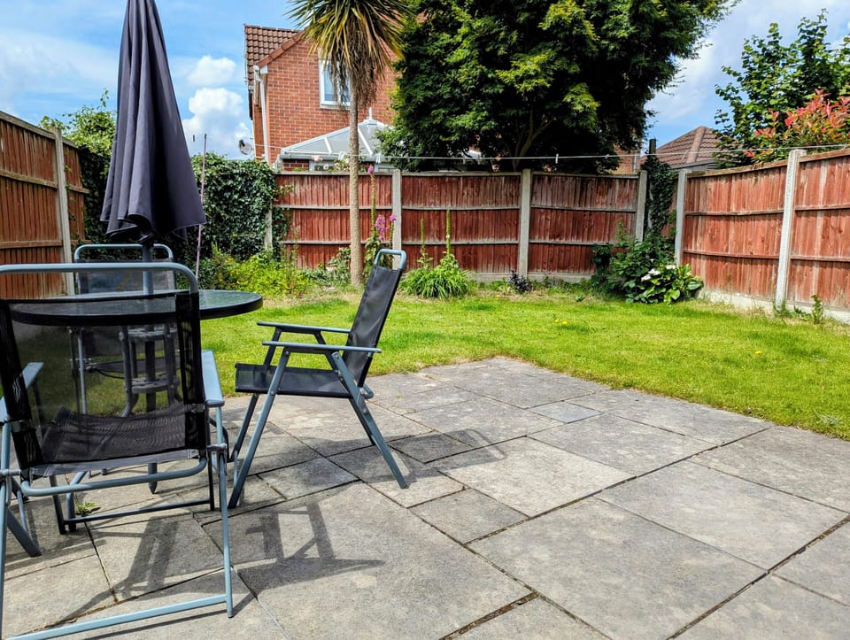 Secure Enclosed Back garden 