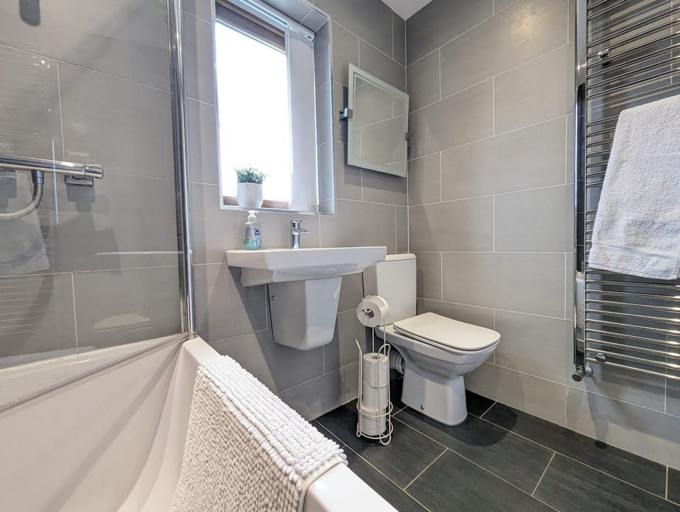 Full Bathroom
Bathtub with overhead shower