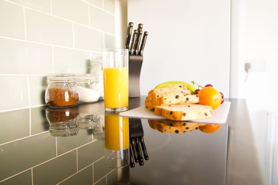 Fully equpped kitchen, oven, hob, washing machine, mircrowave