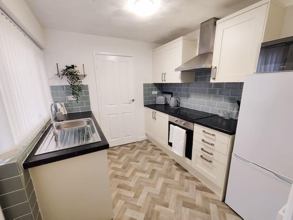 Fully equipped kitchen with kettle, toaster, dishes & utensils