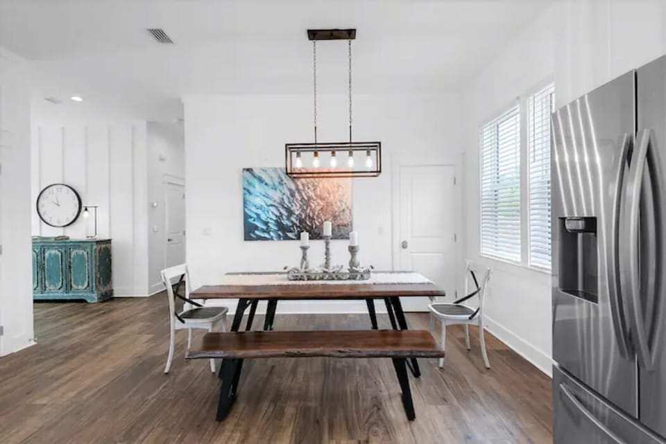 Plenty of seating for the family to enjoy at mealtime!