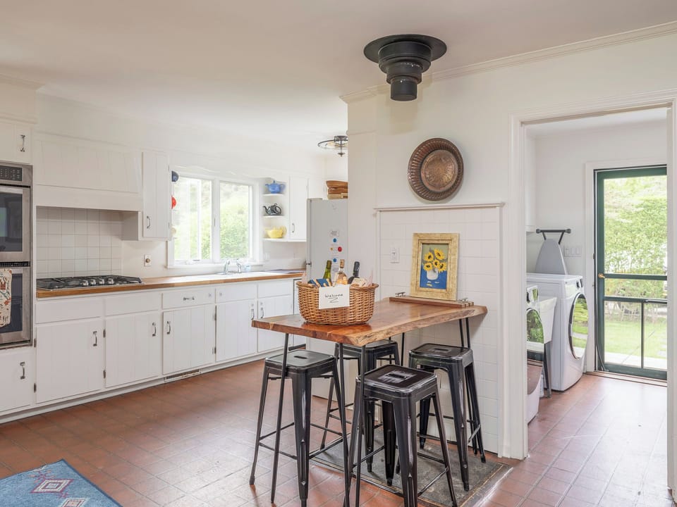 Kitchen with breakfast table