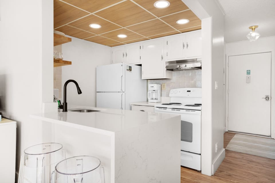Kitchen with eat-in bar