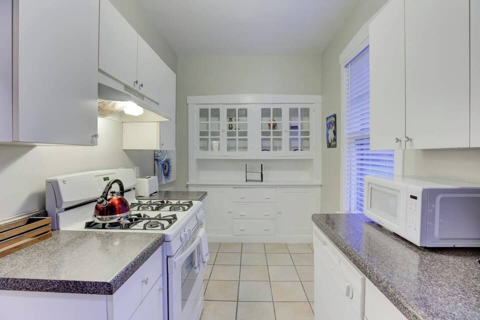 Cook, prep, or reheat—this kitchen has everything you need to feel at home.