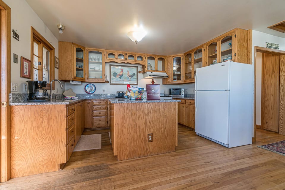 Well appointed kitchen with everything you need!