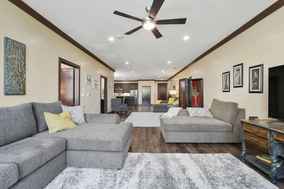 Recess lighting throughout. 