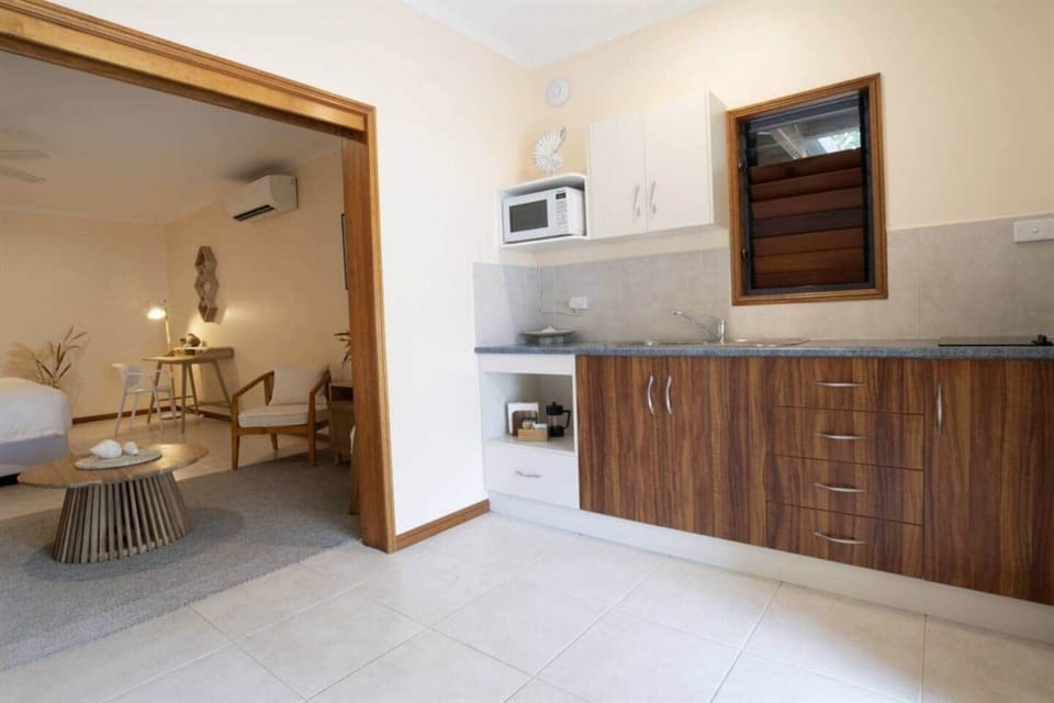 Latitude 17 - Suite 2 - Kitchenette