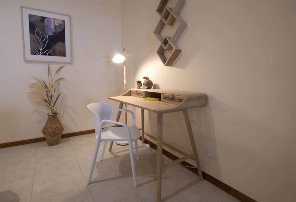 Latitude 17 - Suite 2 - Work desk with lamp