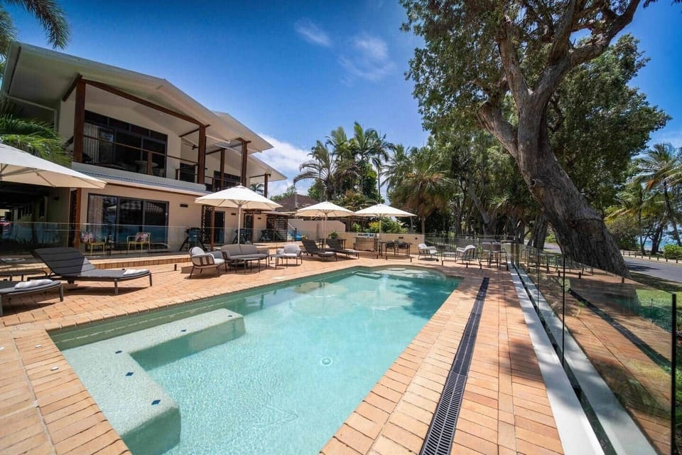 Latitude 17 - Suite 2 - Pool Area