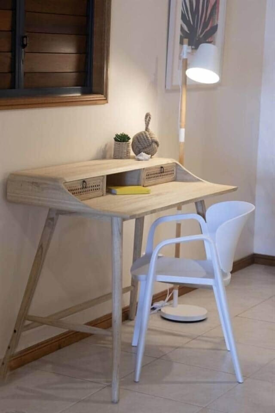 Latitude 17 - Suite 1 - Study desk