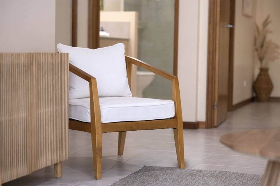 Latitude 17 - Suite 4 - Living area chair