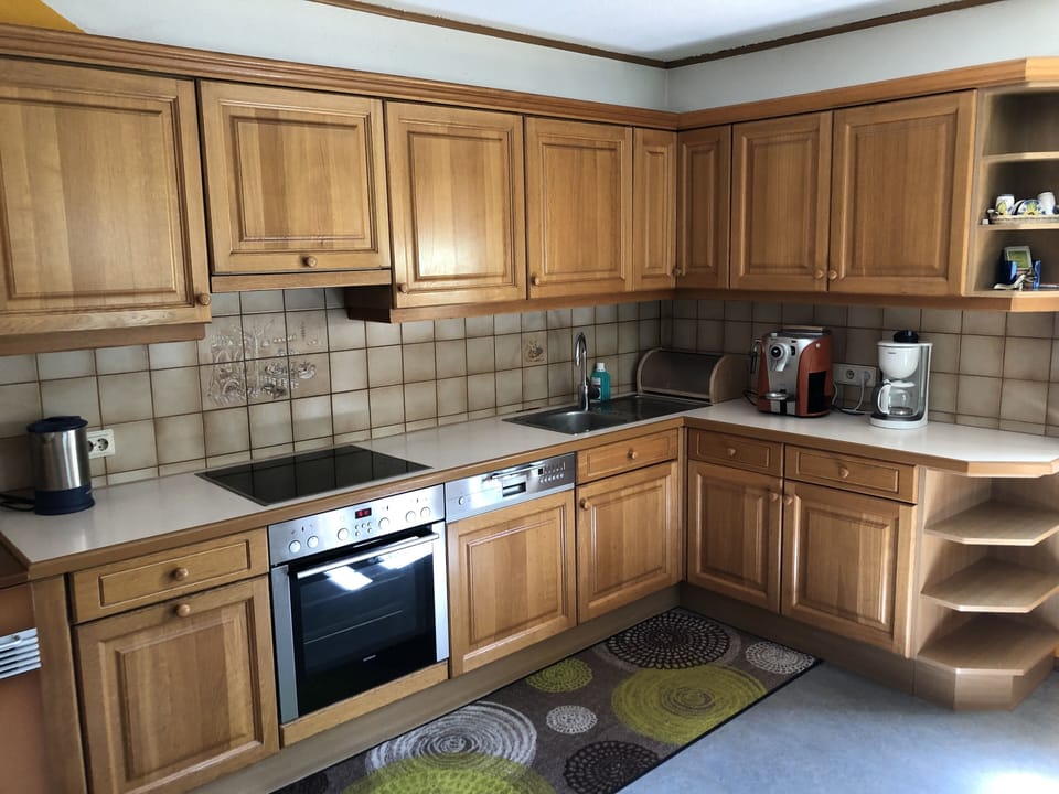 Herd, Geschirrspüler, Spüle, Gewürze, Teller, Besteck etc.