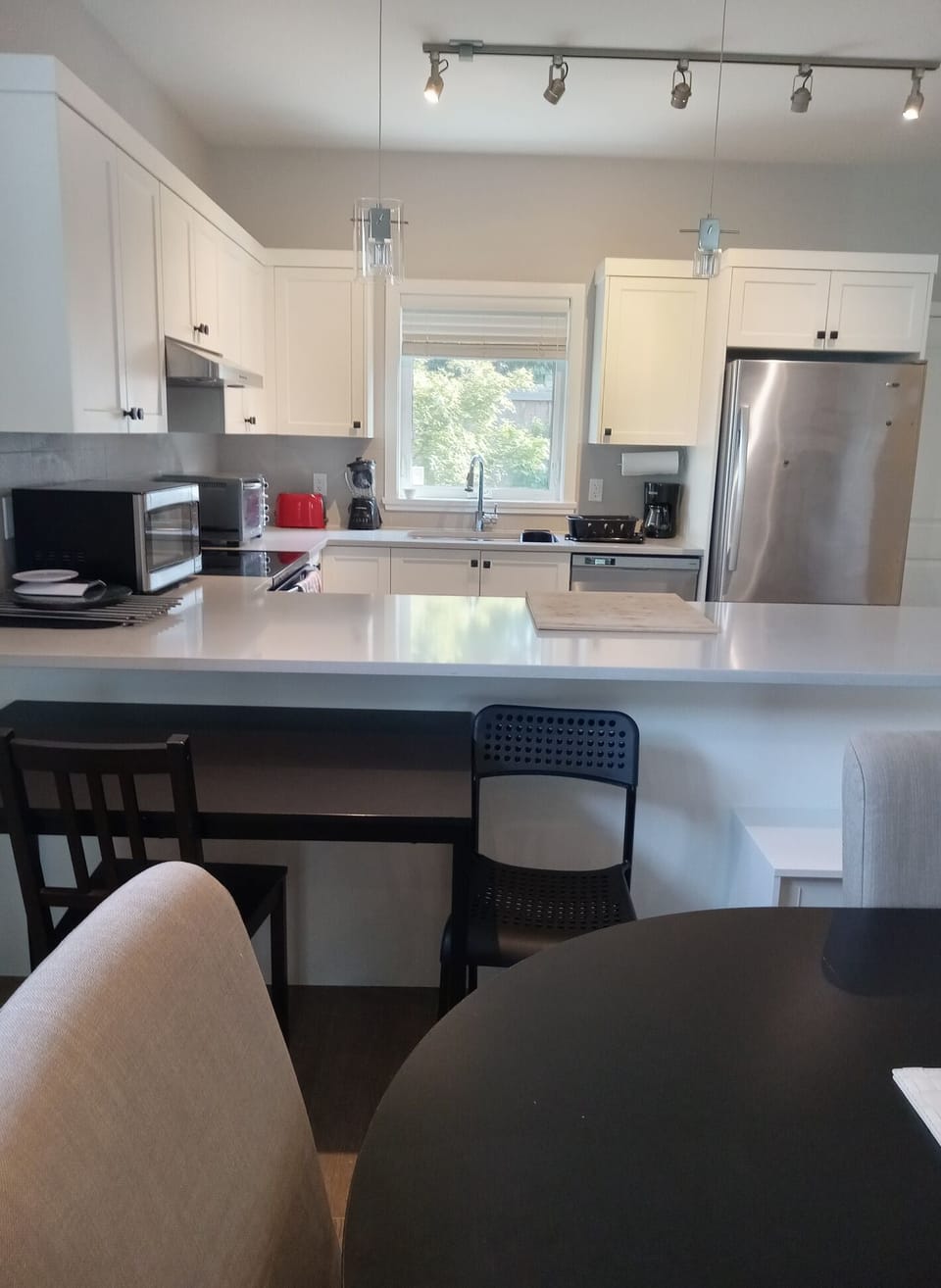 Fully-stocked Kitchen (view #2)