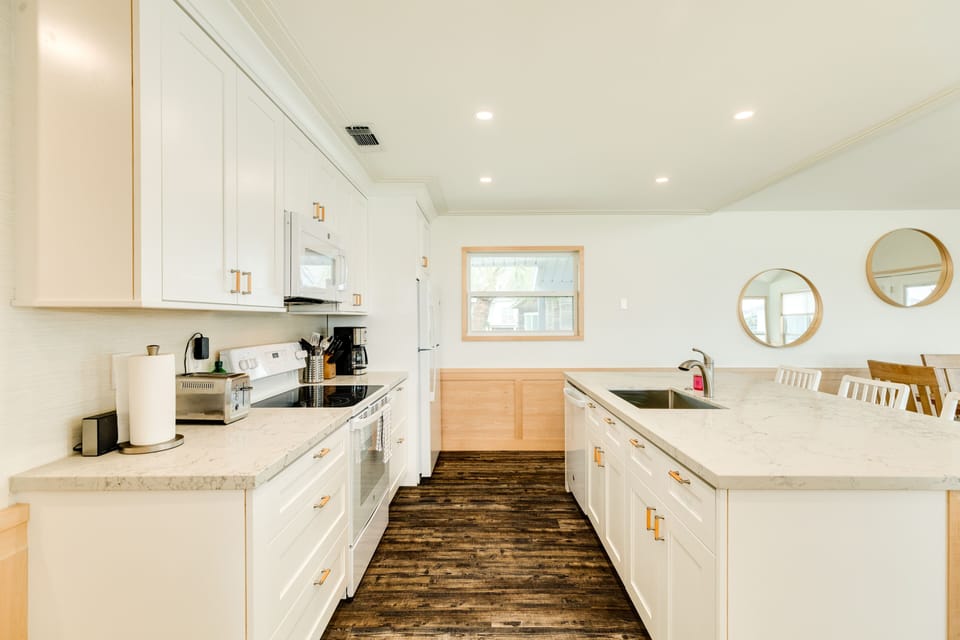 Large kitchen counter is great for preparing homecooked meals