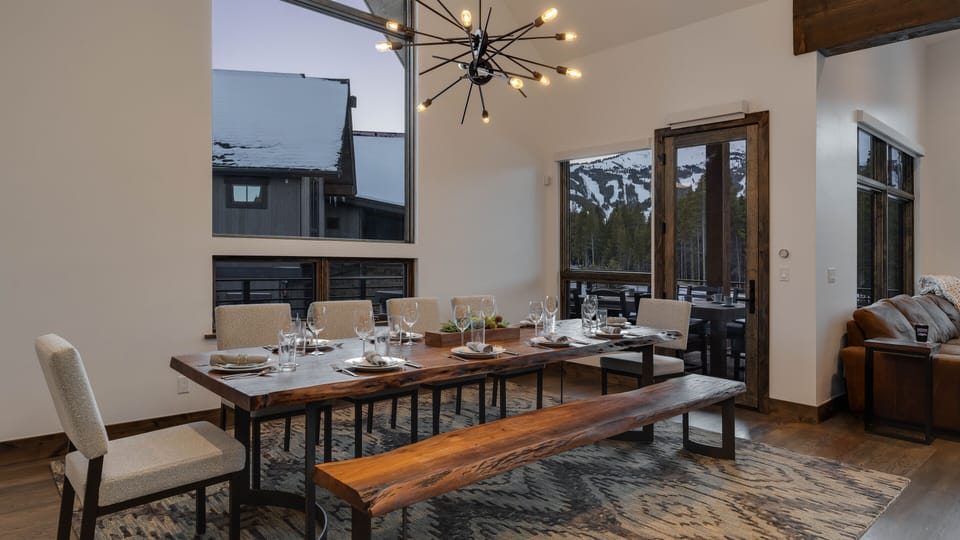 Dining room seats up to 10