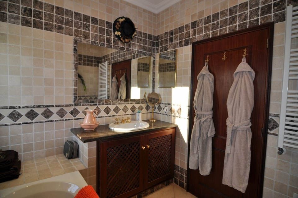Ensuite to bedroom 2.