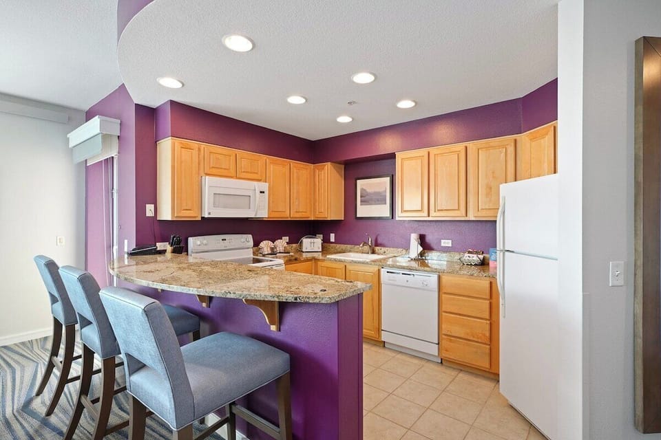 Full kitchen with breakfast bar
