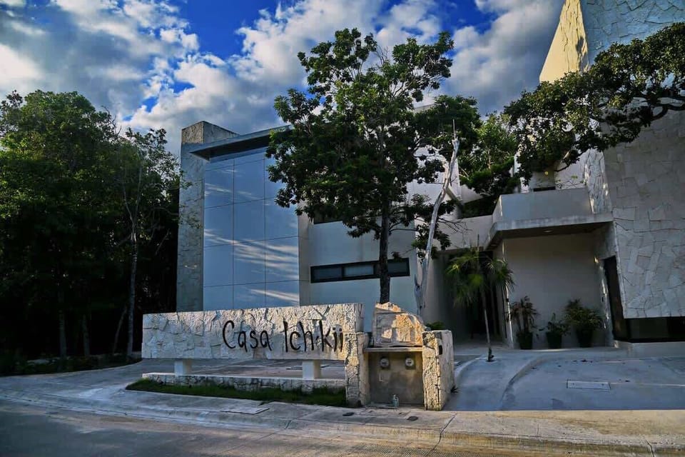Great Facade showing the complex of two beautiful houses!!