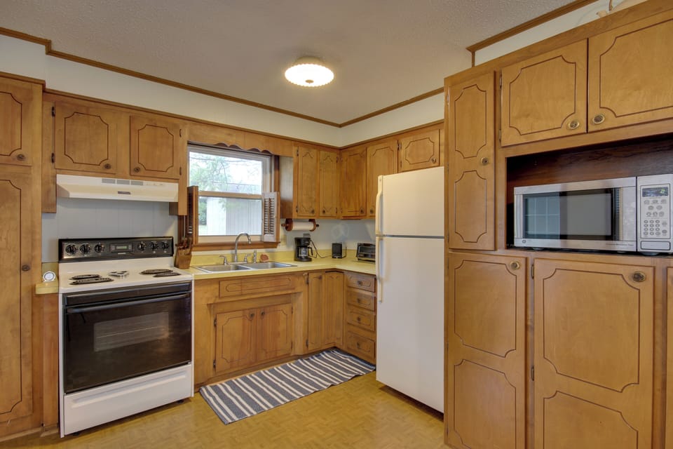 Kitchen | Cooking Basics | Paper Towels/Trash Bags Provided