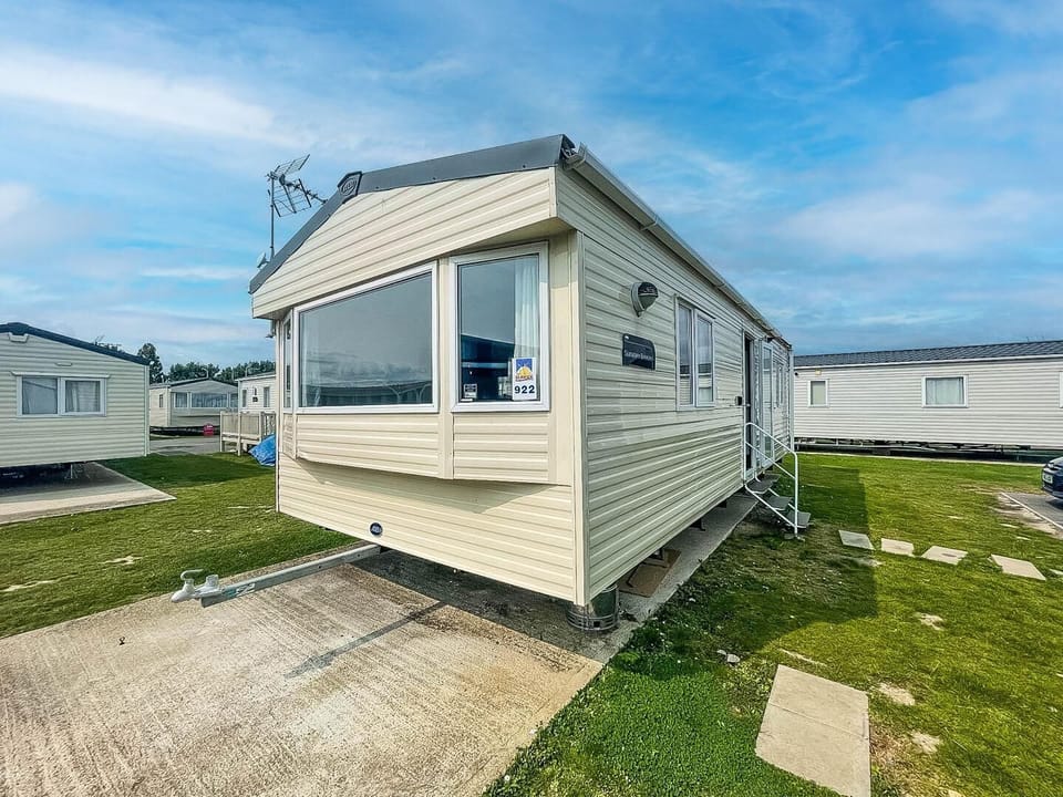 Explore the beauty of Clacton-on-Sea with a mini UK break or a last minute weekend getaway at Seawick Holiday Park in Essex.