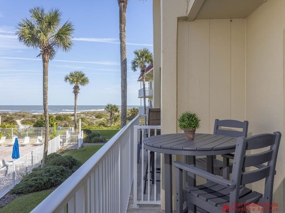 Spanish Trace 241 Balcony with Views!