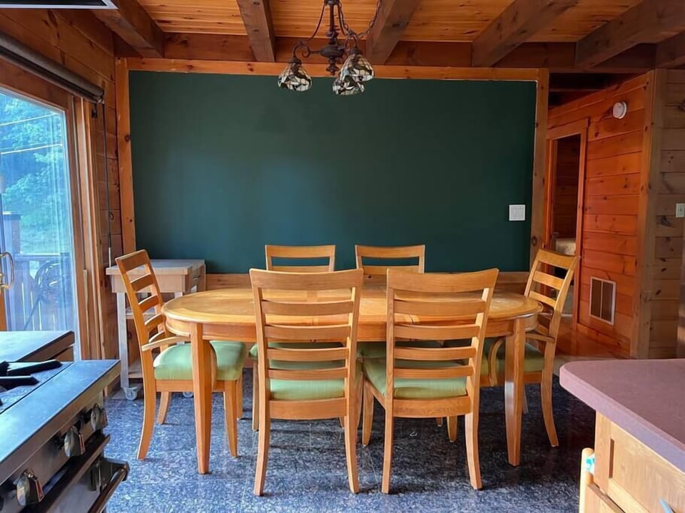 Sharing Unforgettable Moments Around the Dinner Table.