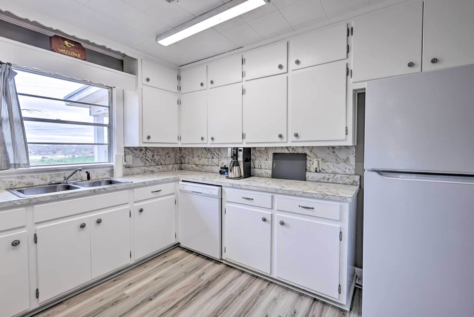 Kitchen | Single-Story Interior | Free WiFi | Towels/Linens