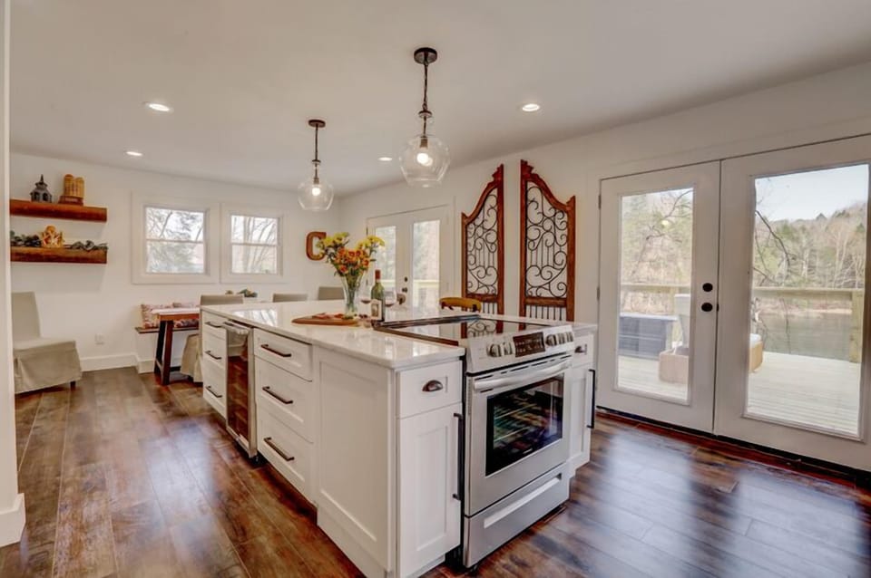 Watch the boats go by! Huge granite topped island