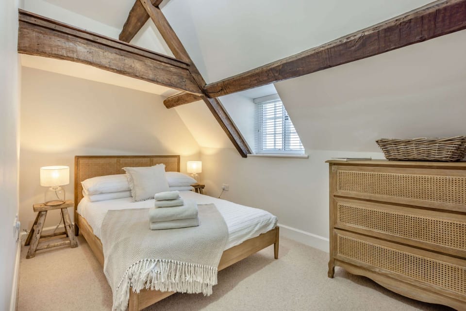 Abbots Cottage Bedroom 2 - StayCotswold