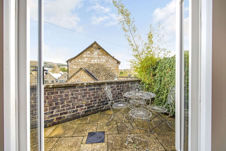 Abbots Cottage Patio - StayCotswold