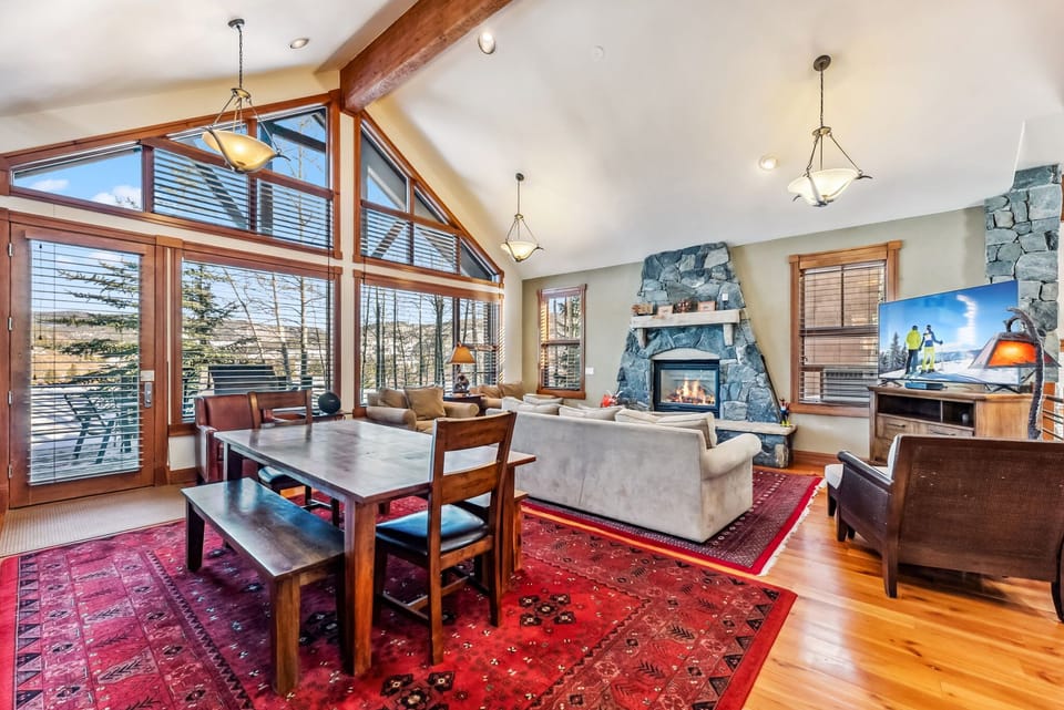Dining room: Seating for 6