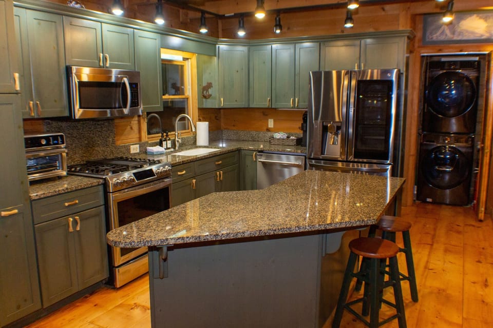 Full kitchen with island, gas stove, air fryer/toaster, Keurig coffee maker, etc
