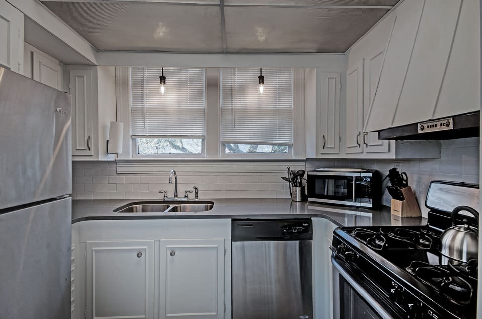 Kitchen equipped with everything you need to cook meals.