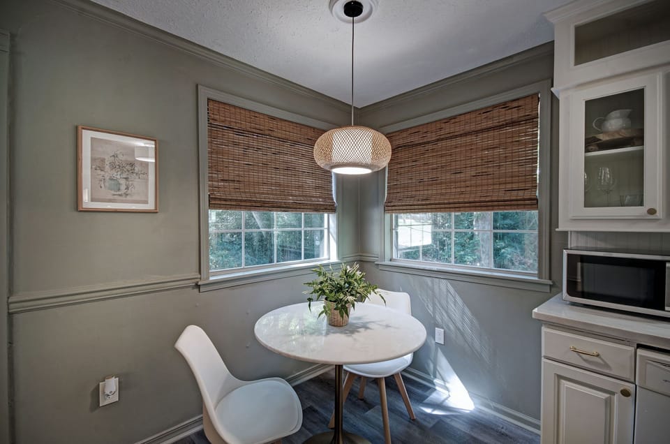 A little seating area in the kitchen. 
