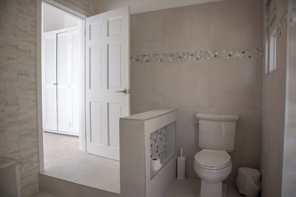 Bathroom - En-suite bedroom #2 with shower