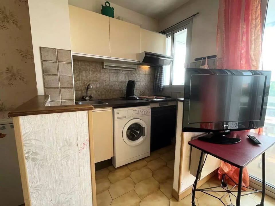Fridge, microwave, oven, cookware/dishes/utensils