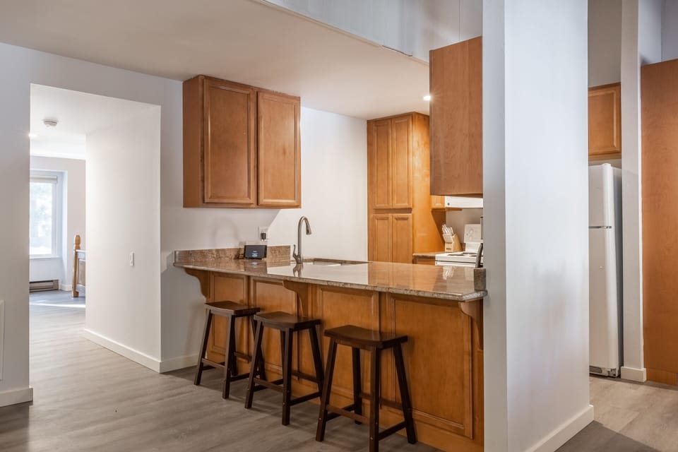 3 at kitchen bar /Fully Equipped Kitchen