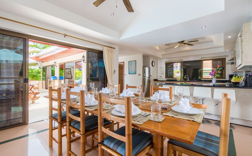 Dining and breakfast bar