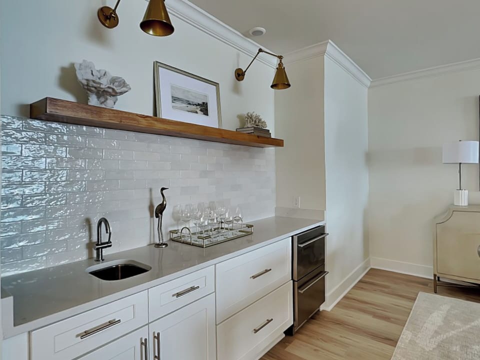Dining Area - Wet Bar