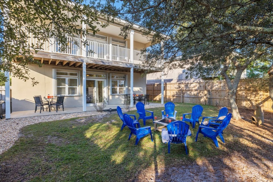 Welcome to "It's 5 O'clock Somewhere, this 3 bedroom: 2 bath home, sleeps 9 people and is only a block off the beach