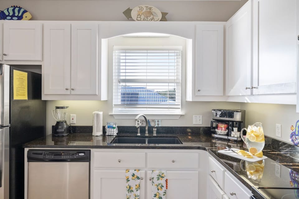Kitchen offers a combo coffee maker w/ Keurig & regular coffee maker.