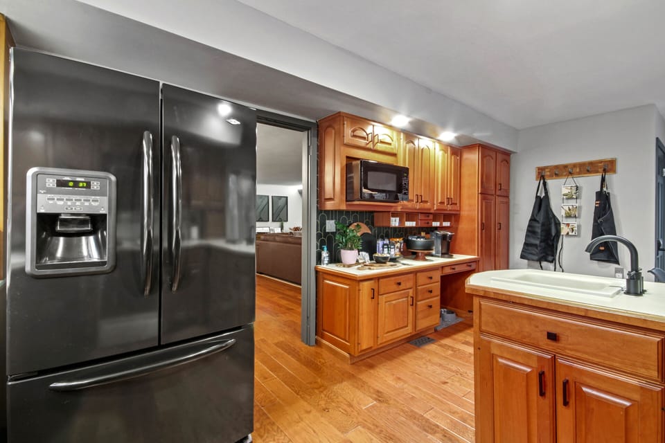 Kitchen with Ice Maker, Keurig, Drip Coffee Brewer