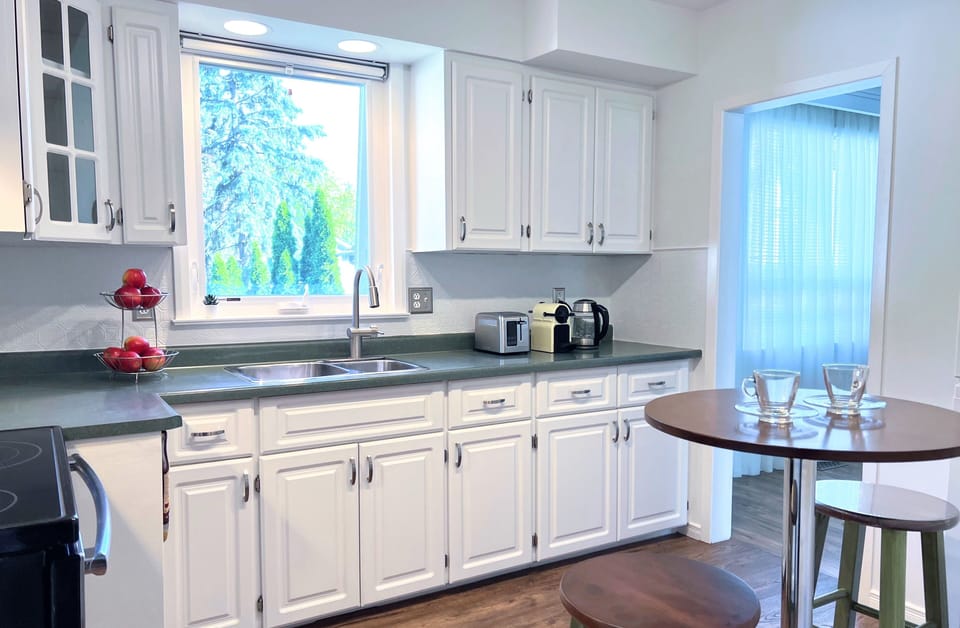 Full kitchen: Nespresso & brew coffee, kettle, toaster