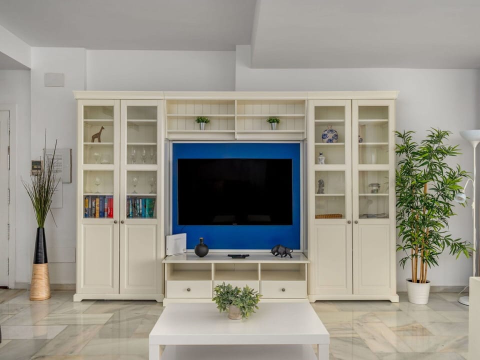 Plant, Property, Cabinetry, Houseplant, Flowerpot, Wood, Table, Shelving, Building, Interior Design